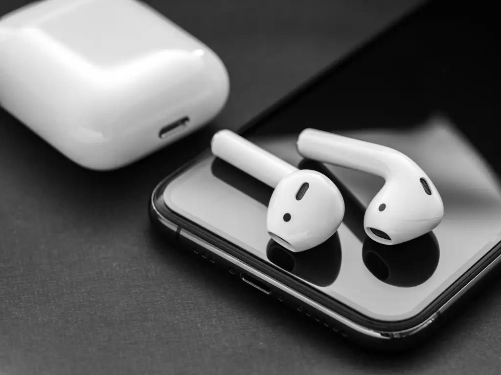 Headphones & Earbuds